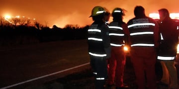 Potrero de los Funes: por un incendio intencional, tres bomberos sufrieron lesiones