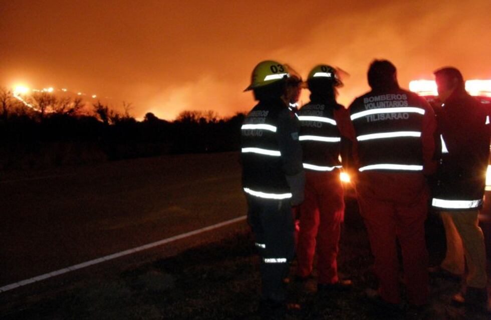 Potrero de los Funes: por un incendio intencional, tres bomberos sufrieron lesiones