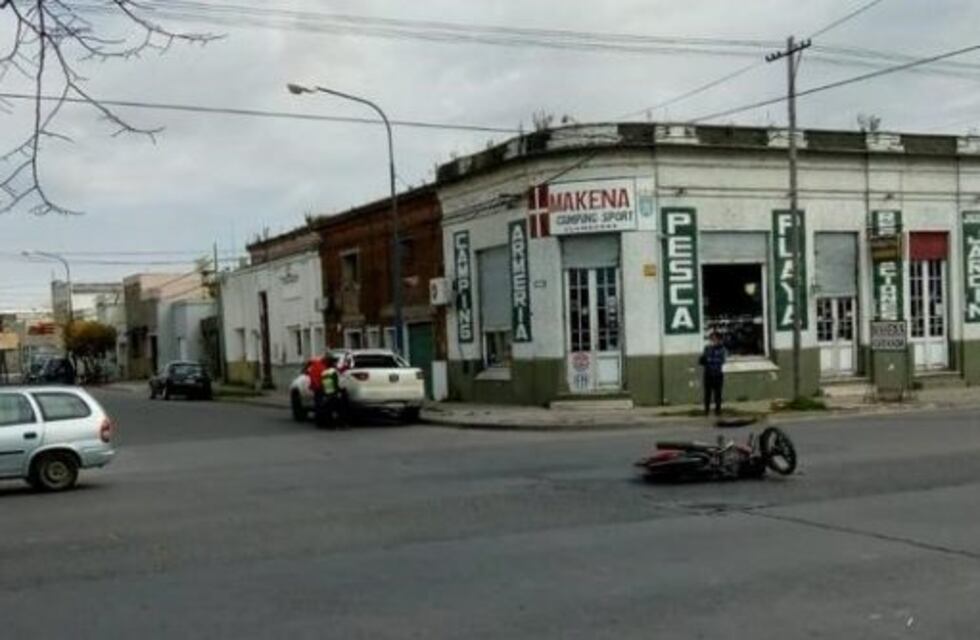 Chocaron una moto y una camioneta en  Av. Perón y Arenales