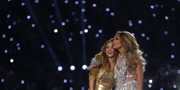 Jennifer Lopez y Shakira en el Super Bowl (Photo by TIMOTHY A\u002E CLARY / AFP)