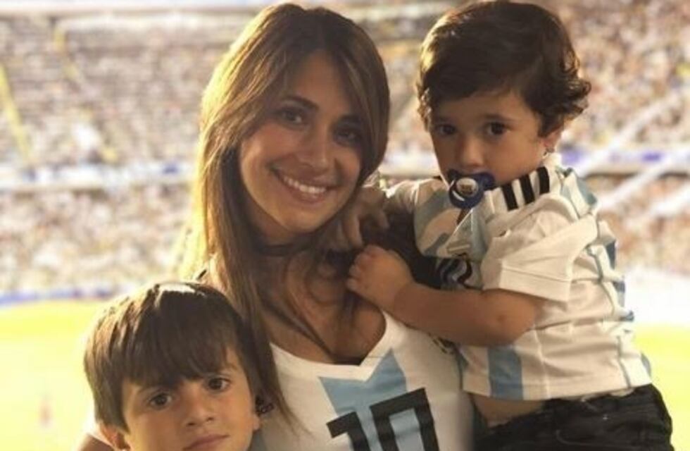 Antonella Roccuzzo visitó el Acuario de Barcelona con los hijos de Messi