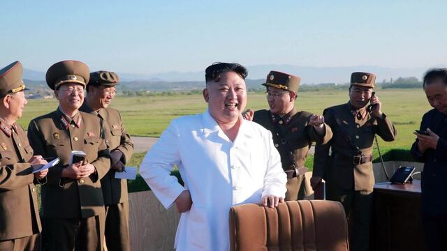 This undated picture released from North Korea's official Korean Central News Agency (KCNA) on May 28, 2017 shows North Korean leader Kim Jong-Un (C) inspecting the test of a new anti-aircraft guided weapon system organized by the Academy of National Defence Science at an undisclosed location.nNorth Korean leader Kim Jong-Un has overseen a test of a new anti-aircraft weapon system, state media said on May 28, amid mounting tensions in the region following a series of missile tests by Pyongyang. / AFP PHOTO / KCNA VIA KNS / STR /  - South Korea OUT / REPUBLIC OF KOREA OUT   ---EDITORS NOTE--- RESTRICTED TO EDITORIAL USE - MANDATORY CREDIT