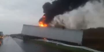 Vuelco e incendio de un camión sobre Autopista mano Rosario-Buenos Aires\u002E (Sólo Tránsito)