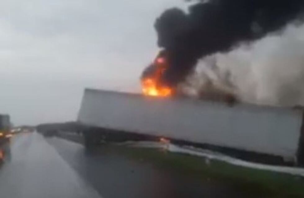 Espectacular vuelco: camión se despistó, cayó al zanjón y se prendió fuego la cabina