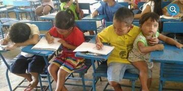Niño filipino lleva a su hermanita a la escuela