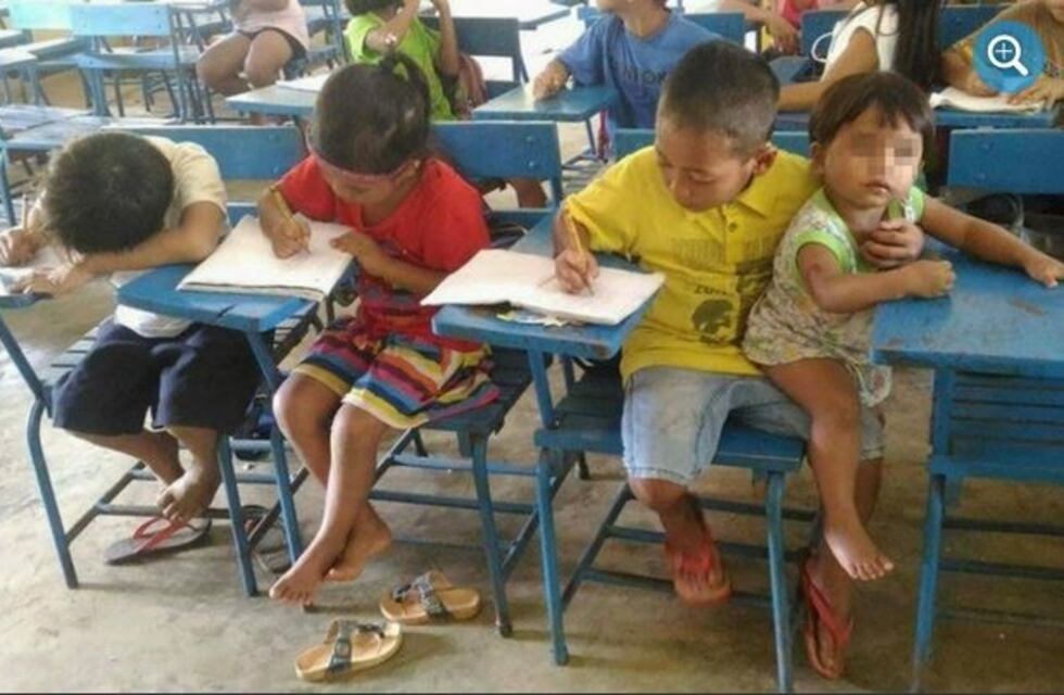 Se viralizó la foto de un nene que lleva a su hermanita a la escuela para no faltar