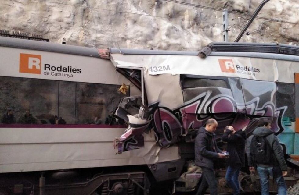 Al menos un muerto y 91 heridos tras el choque de dos trenes en Barcelona