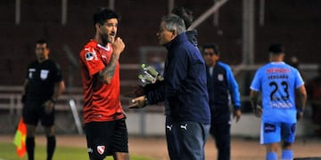 ndependiente’s team head coach Ariel Holan (C-R) speaks with a player during a Copa Sudamericana football match against Peruvian Binacional at the UNSA Stadium in Arequipa, Peru, on May 01, 2019\u002E (Photo by DIEGO RAMOS / AFP)