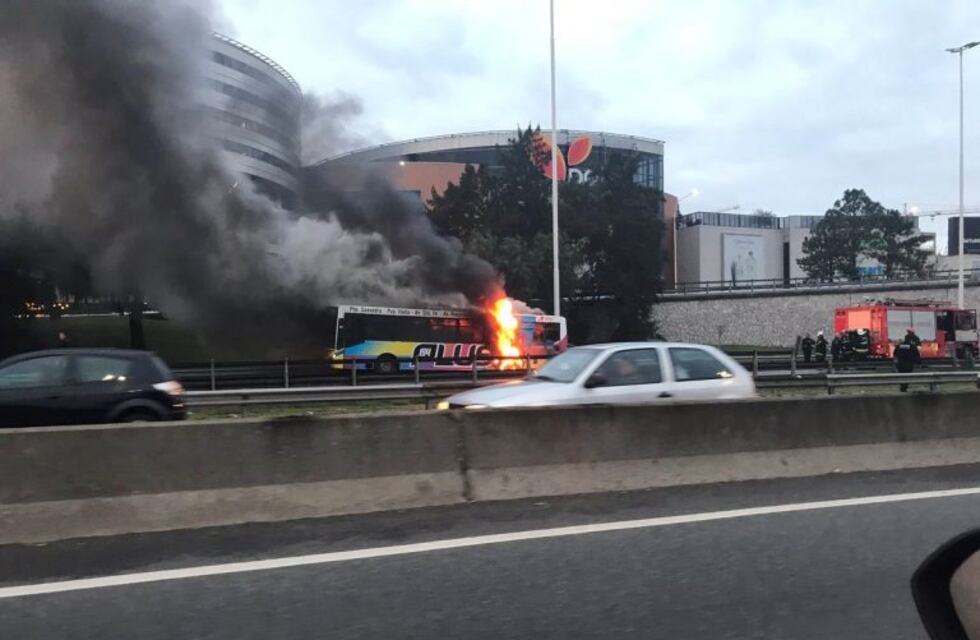 Demoras en la avenida General Paz y la Panamericana por el incendio de un colectivo