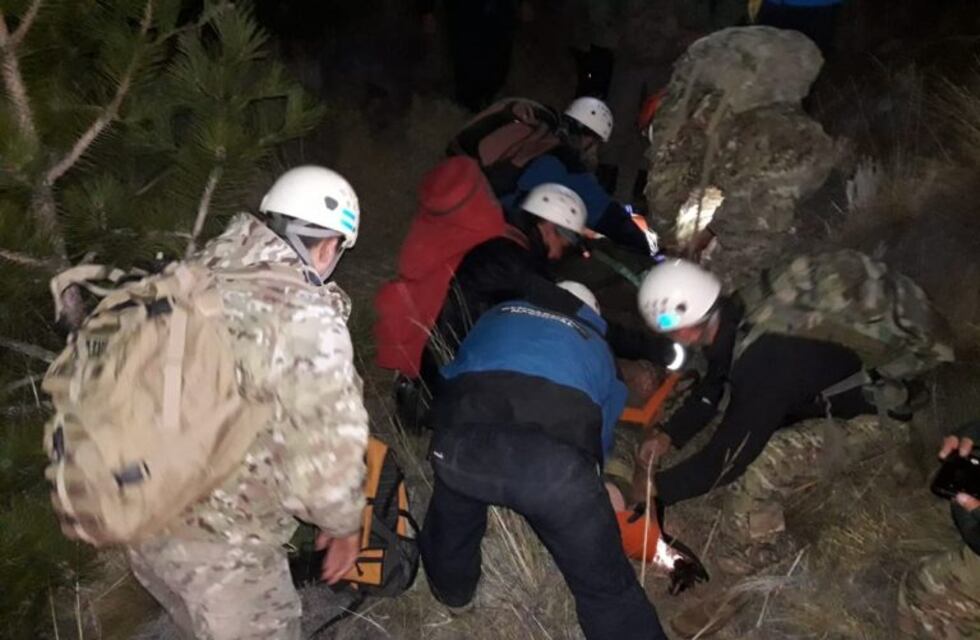 Rescataron a tres jóvenes que se habían perdido en un cerro de Esquel