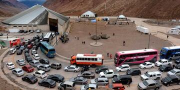 Sigue las complicaciones para ingresar al vecino país de Chile\u002E Las demoras en la Aduana superan las dos horas\u002E