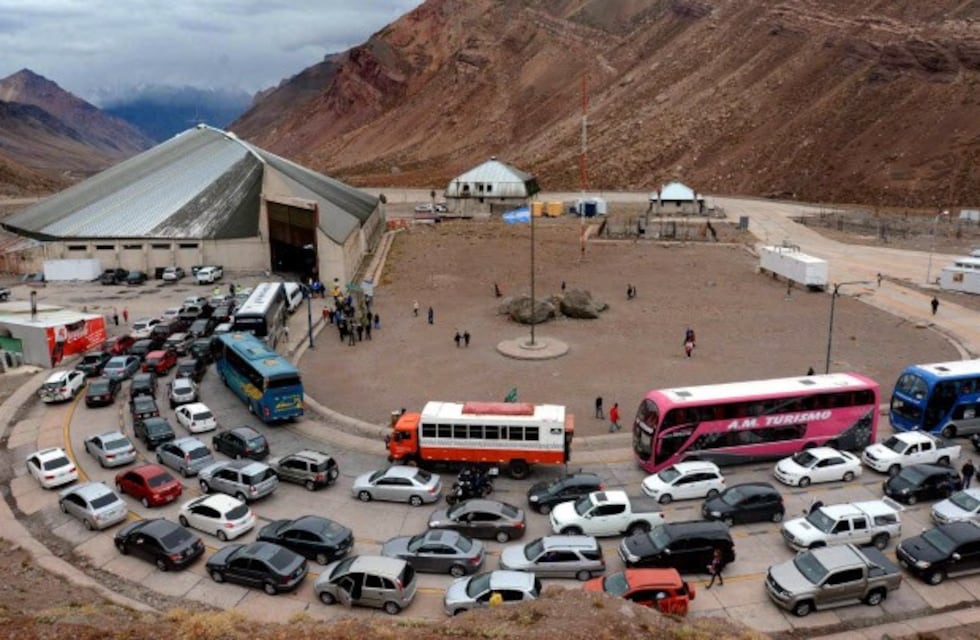 Intentó cruzar a Chile con pirotecnia escondida en el motor del colectivo