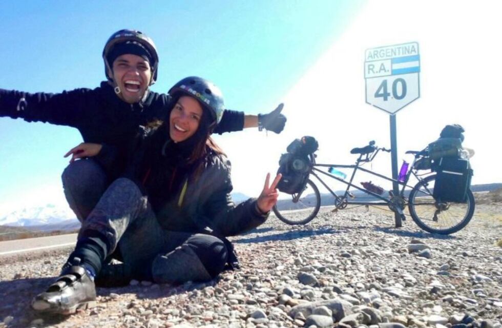 Pareja de venezolanos recorren América Latina en una bicicleta tándem