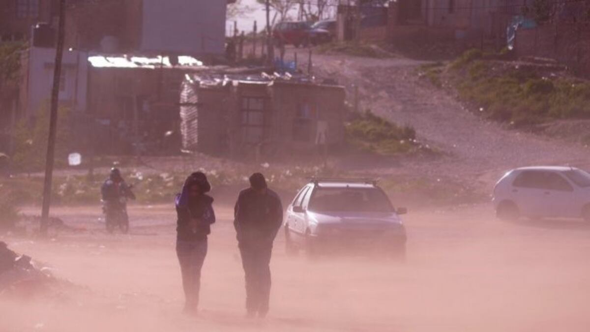 Se aconseja evitar transitar en las calles por la posible voladura de techos o caída de árboles\u002E
