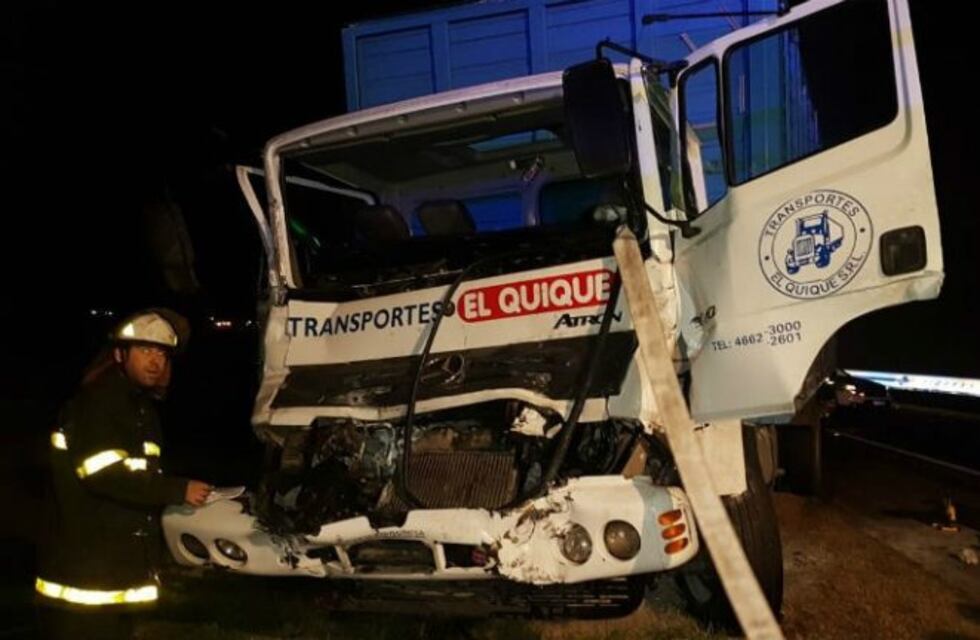 Choque de camiones en la autopista dejó como saldo un herido