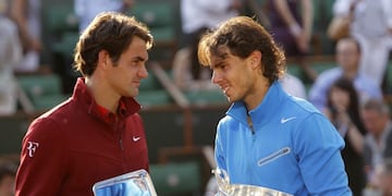 Una sana costumbre sobre arcilla: Federer con el segundo puesto y Rafa Nadal con el trofeo de campeón\u002E (AP Photo/Lionel Cironneau)