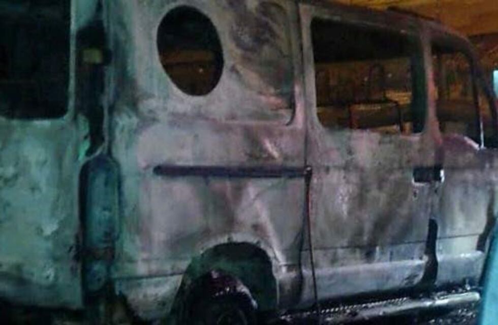 Se incendió un utilitario e hizo estragos en una reconocida parrilla local: "Quemó todo el frente"