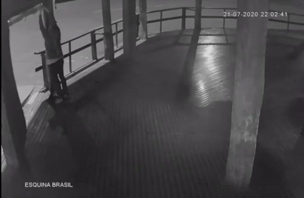 Las cámaras de seguridad detectaron un robo en un resto bar de Iguazú