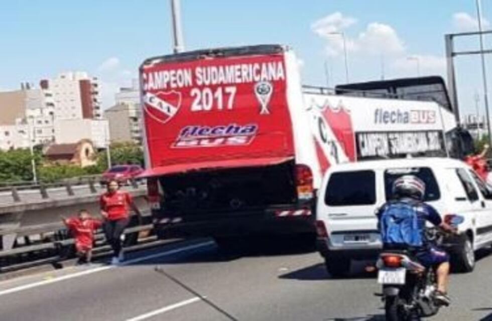 Insólito: a Independiente se le quedó el micro en pleno festejo