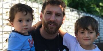 Messi con sus hijos en Barcelona