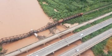 Puente ferroviario caído en Pichanal\u002E (Web)
