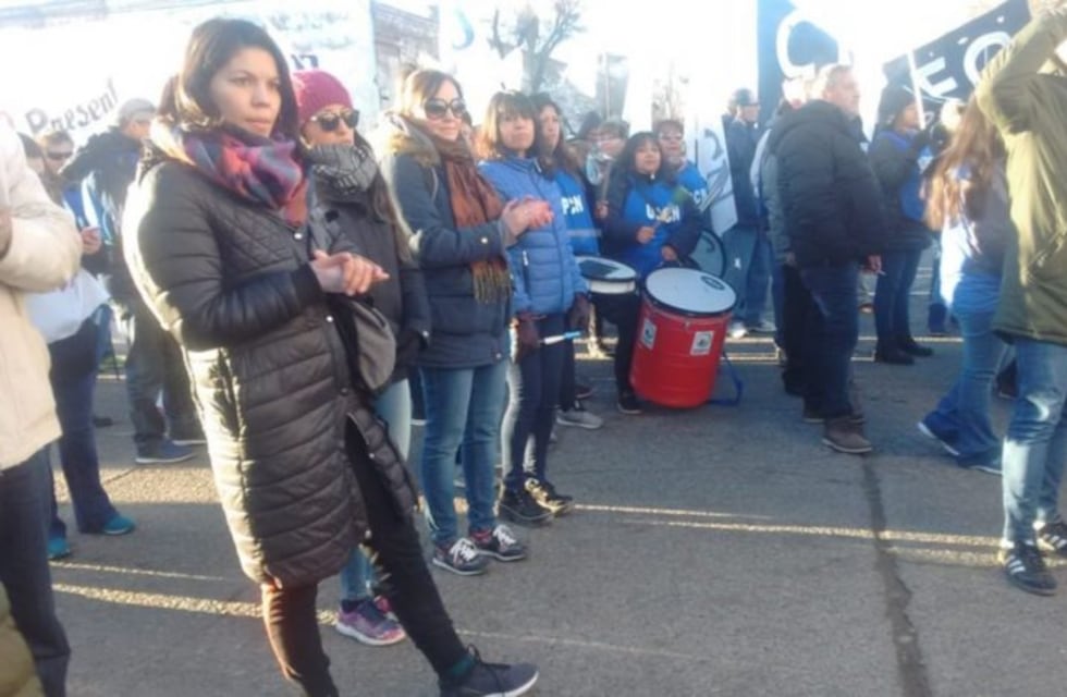 Empleados estatales y la Uocra marchan a Casa de Gobierno