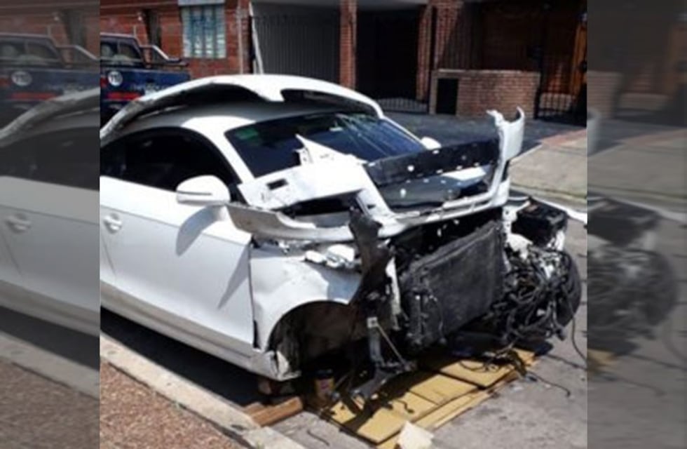 Chocaron corriendo una picada, el motor salió volando y terminaron dentro de una estación de servicio
