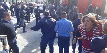 Enfrentamiento entre la policía y vecinos