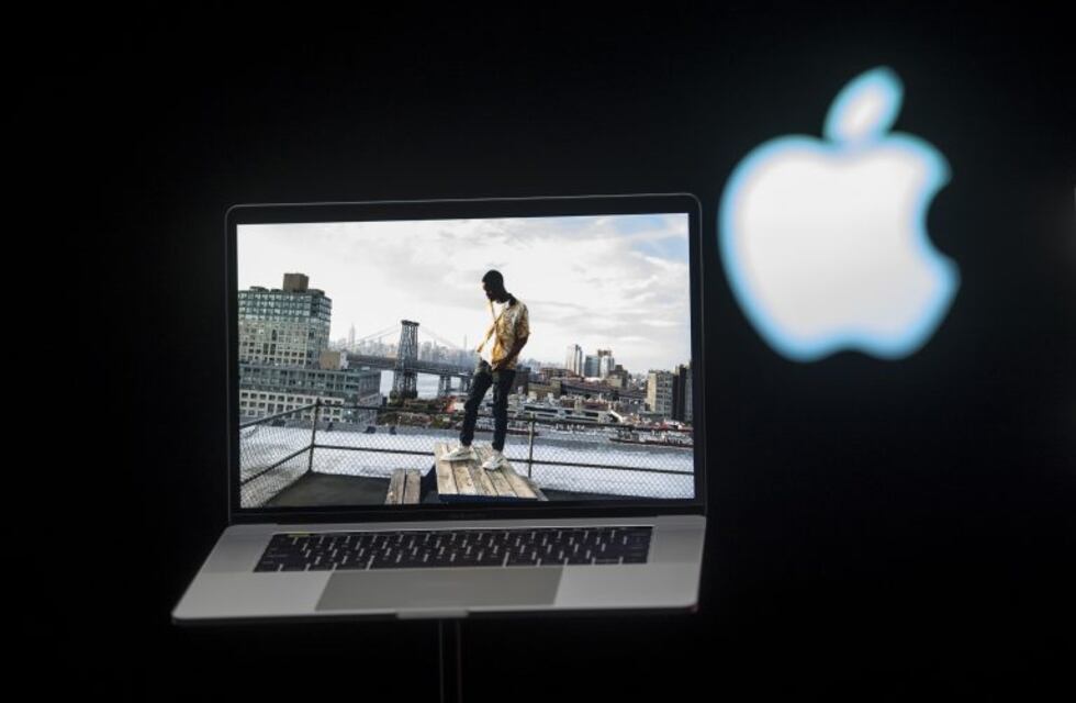 Apple presentó la MacBook Pro: lector de huellas y barra táctil en el teclado, algunas de las novedades