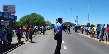 Vecinos del barrio San Pedro Pescador cortan el Puente Belgrano\u002E (Foto: Diario Chaco)