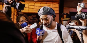 AME1010\u002E ASUNCIÓN (PARAGUAY), 07/04/2020\u002E- Ronaldinho Gaucho llegando al Hotel Palmaroga, este martes, en Asunción (Paraguay)\u002E El exinternacional brasileño Ronaldinho Gaúcho y su hermano ingresaron la noche de este martes en el hotel del microcentro de Asunción donde cumplirán arresto domiciliario, luego de dejar la sede policial donde han permanecido un mes en prisión preventiva tras ser imputados por entrar en Paraguay con pasaportes paraguayos falsos\u002E El arresto domiciliario fue resuelto unas horas antes por un juez de garantías en una audiencia de revisión de medidas y después de depositar en el estatal Banco Nacional de Fomento la suma de 1,6 millones de dólares como fianza de los dos hermanos\u002E EFE/ Nathalia Aguilar