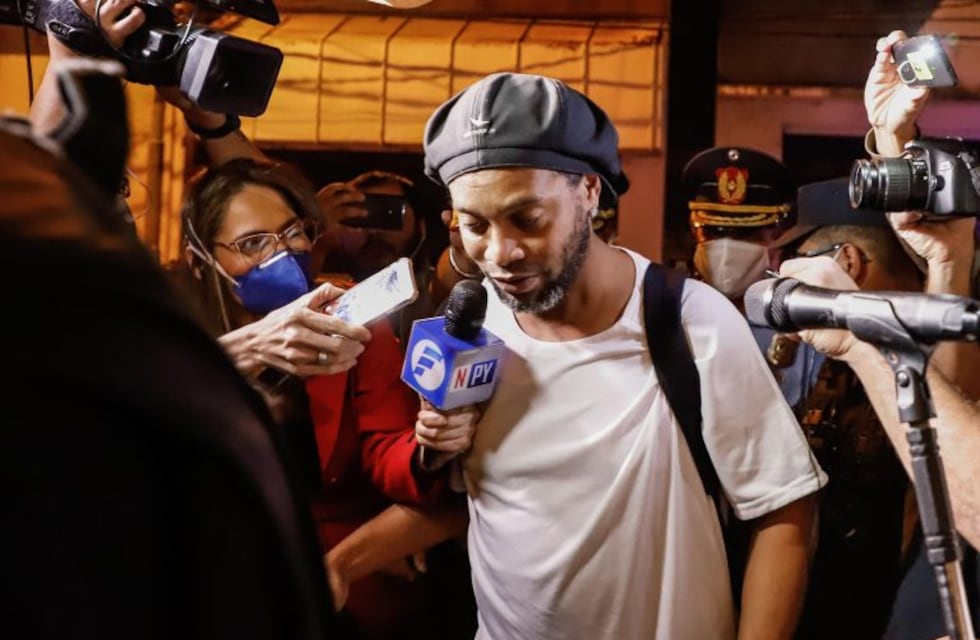Las primeras imágenes de Ronaldinho saliendo de la cárcel para cumplir arresto domiciliario