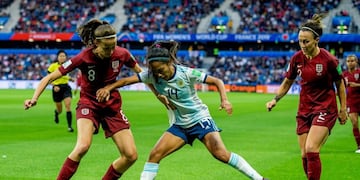Miriam Mayorga tiene la pelota, ante la marca de Jill Scott y Lucy Bronze (Foto: EFE/EPA/PETER POWELL)\u002E