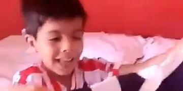 La emoción del pequeño al recibir la camiseta de La Joya\u002E