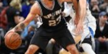 MSP03-MINNEAPOLIS (EE.UU.), 6/12/2016.- Ricky Rubio (d) de los Timberwolves disputa el balu00f3n con Nico Laprovittola (i) de los Spurs hoy, martes 6 de diciembre de 2016, durante su partido de la NBA en el Target Center en Minneapolis, Minnesota (EE.UU.). EFE/ CRAIG LASSIG