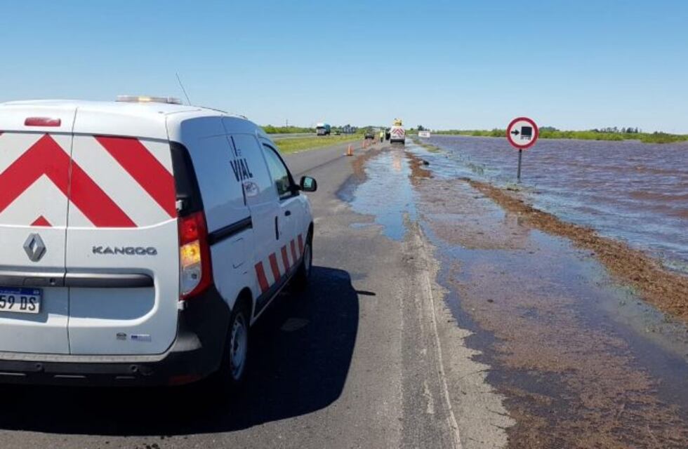 Cortaron la autopista Rosario-Santa Fe por la inundación y quedan casi 400 evacuados