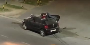 Uno de los involucrados en el choque en Eva Perón y Provincias Unidas terminó en el techo de un auto\u002E (Captura de pantalla)