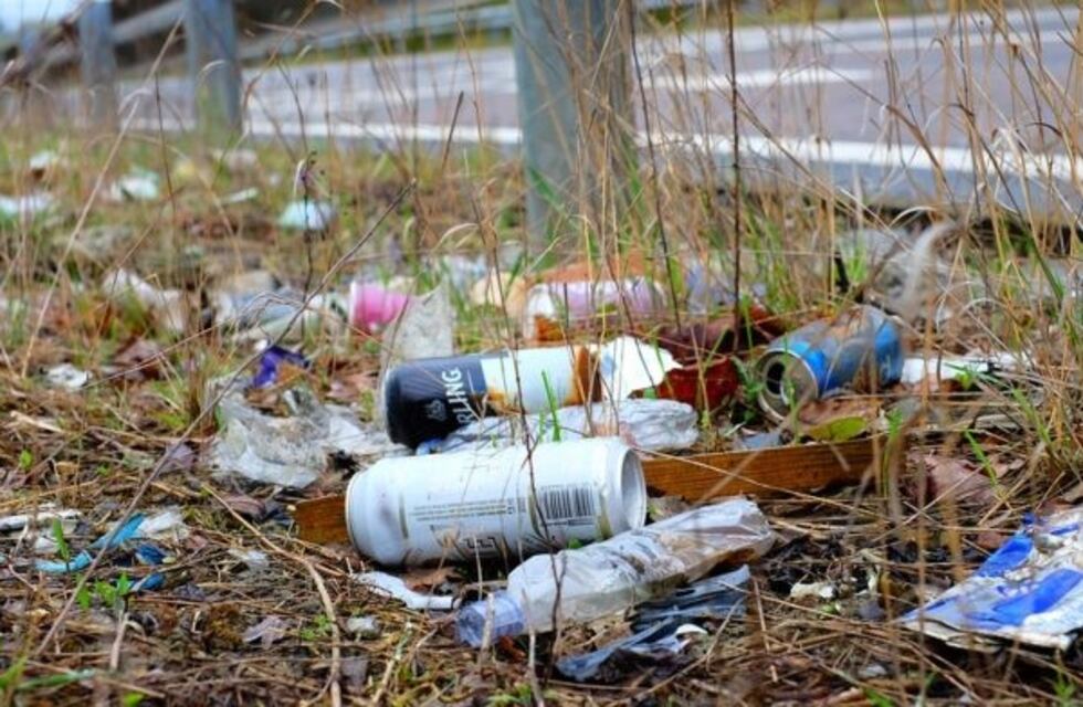 Un recolector de basura pide a los vecinos tomar conciencia a la hora de dejar los residuos en la calle