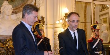 DYN37, BUENOS AIRES 21/12/2015, EL PRESIDENTE MAURICIO MACRI TOMu00d3 HOY JURAMENTO AL NUEVO PROCURADOR GENERAL DEL TESORO, CARLOS BALBu00cdN, DURANTE UNA CEREMONIA REALIZADA ESTA TARDE EN EL SALu00d3N BLANCO DE LA CASA DE GOBIERNO.FOTO:DYN/PRESIDENCIA. buenos aires mauricio macri carlos balbin presidente de la nacion jura asuncion nuevo procurador general del tesoro