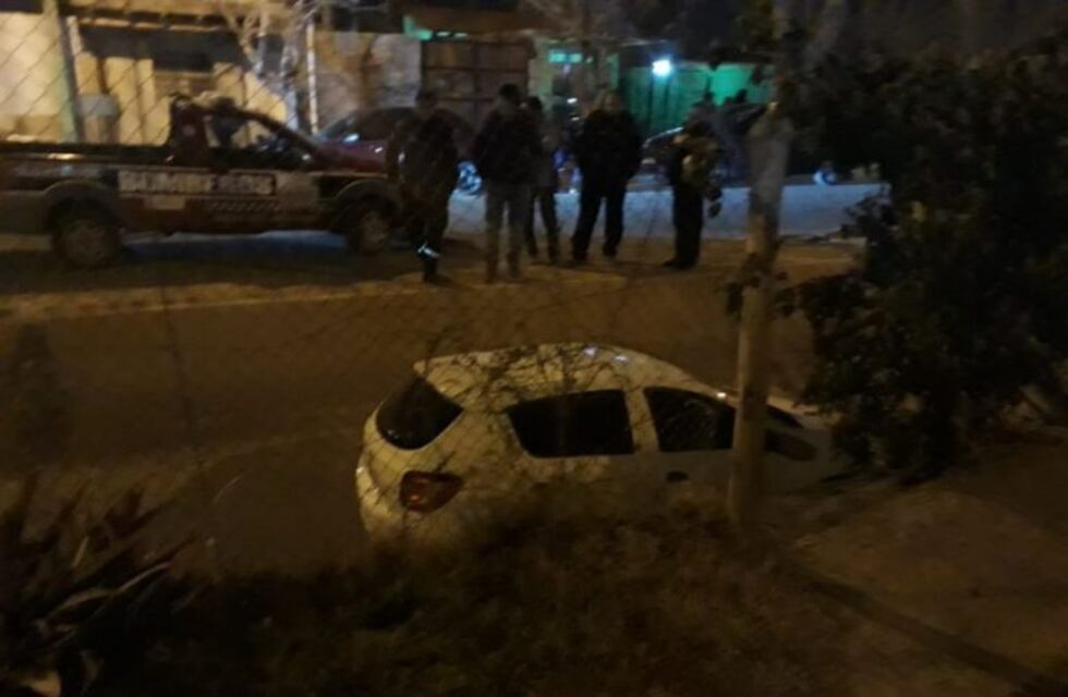 Se olvidó de ponerle el freno de mano y el auto terminó adentro de un canal