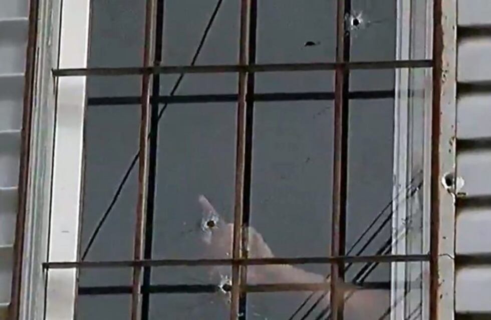 Feroz balacera frente a una escuela cuando los niños izaban la bandera