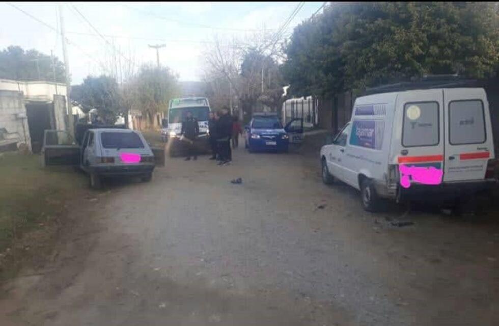 Chocó contra una camioneta estacionada, siguió y terminó impactando contra una pared