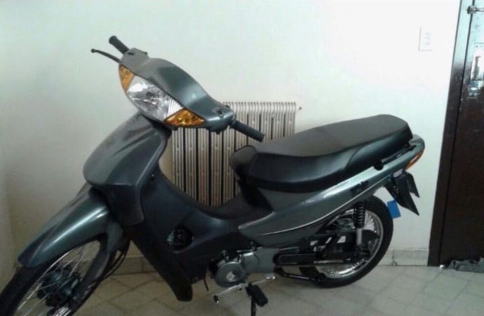 Una mujer dejó la moto afuera de su casa y se la robaron