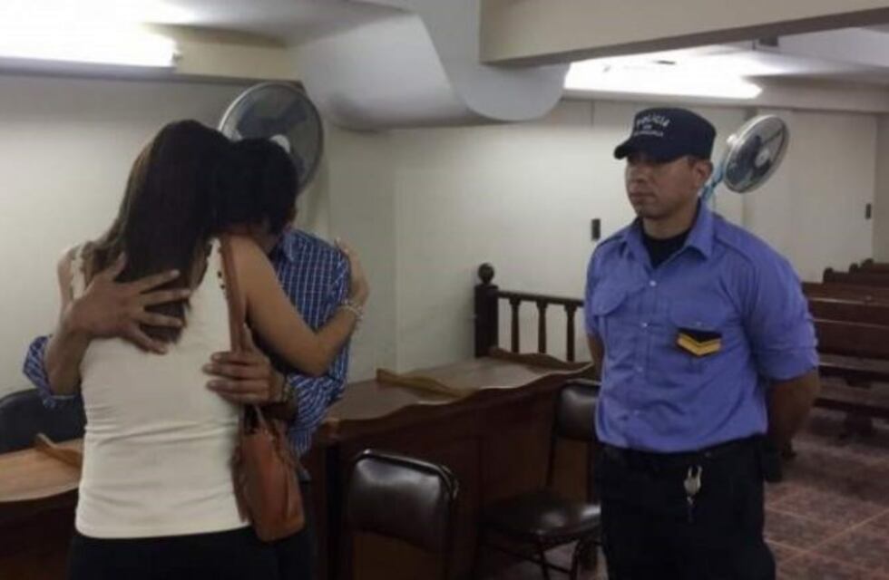 La víctima perdonó al delincuente que le robó y se fundieron en un abrazo en  pleno debate judicial