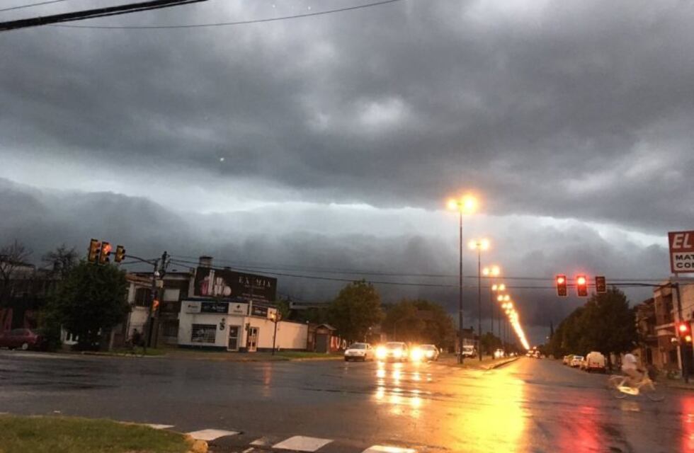 Pasó el pico de temperatura en Rosario y rige el alerta por tormentas
