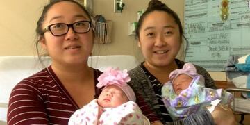 Hermanas gemelas dan a luz a sus hijas con una hora de diferencia