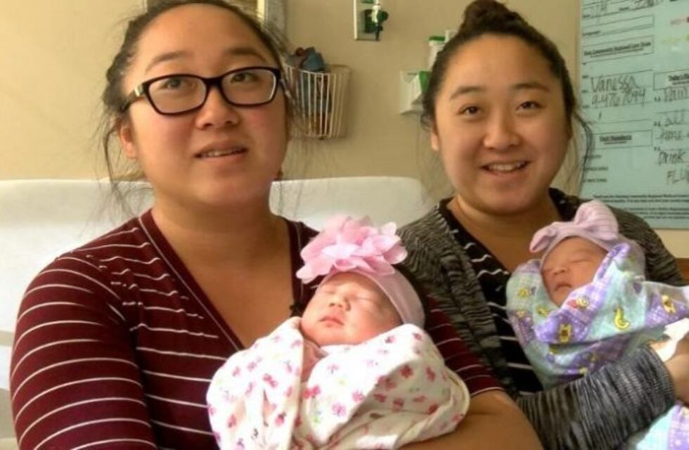 Hermanas gemelas dan a luz a sus bebés con una hora de diferencia
