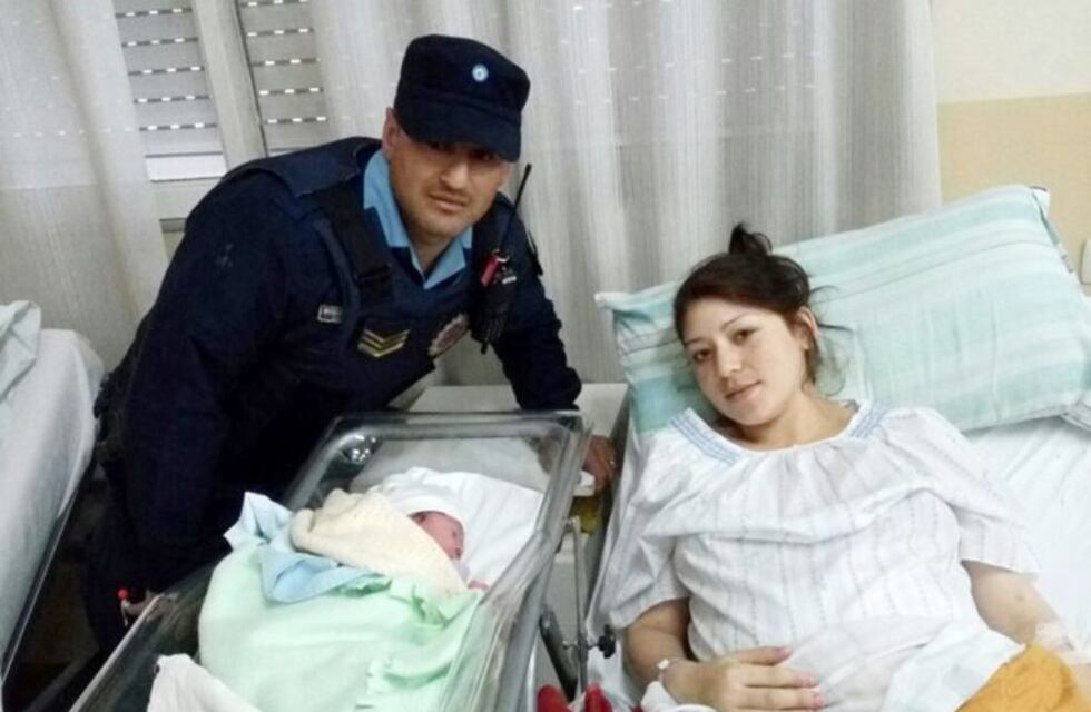 Un policía fue partero y asistió a una joven mamá