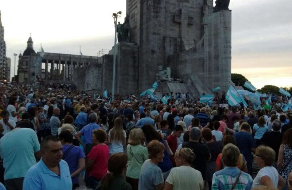 Miles de rosarinos se convocaron en el Monumento bajo la consigna de "Defender la Democracia"