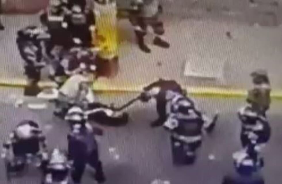 Fútbol violento: brutal golpiza de la policía a un hincha en Honduras